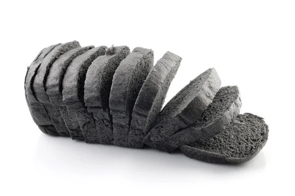 Κομμένα Καρβέλι Μαύρο Ψωμί Κάρβουνο Που Απομονώνονται Λευκό — Φωτογραφία Αρχείου