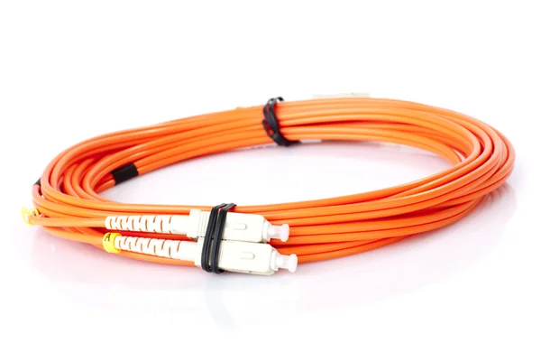 在白色背景上的新光纤的光纤网络电缆 — 图库照片
