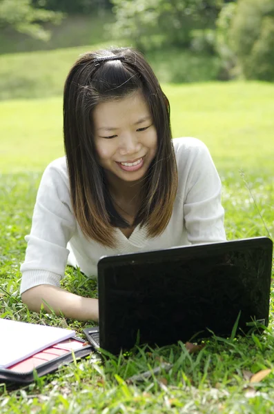 Estudante Asiático Usando Laptop Fora Campus Escola — Fotografia de Stock