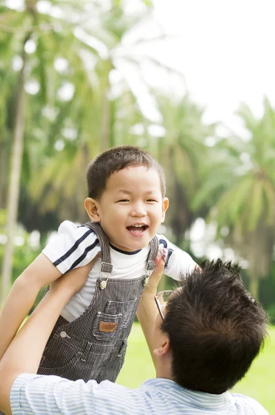 Onun Çocuğuna Güzel Yaz Günlerinde Oynama Baba — Stok fotoğraf