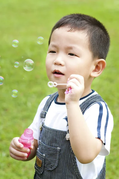 Aziatisch Jongen Waait Bubbels Buiten — Stockfoto