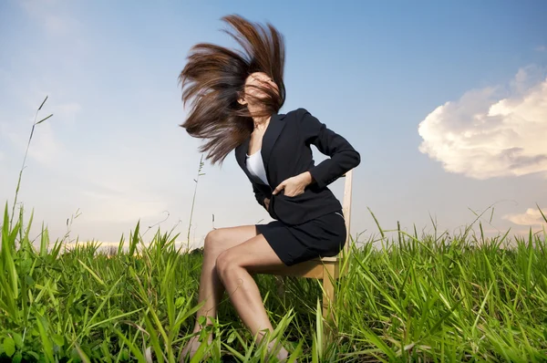 Деловая Женщина Открытом Воздухе Моды Подбрасывает Волосы — стоковое фото