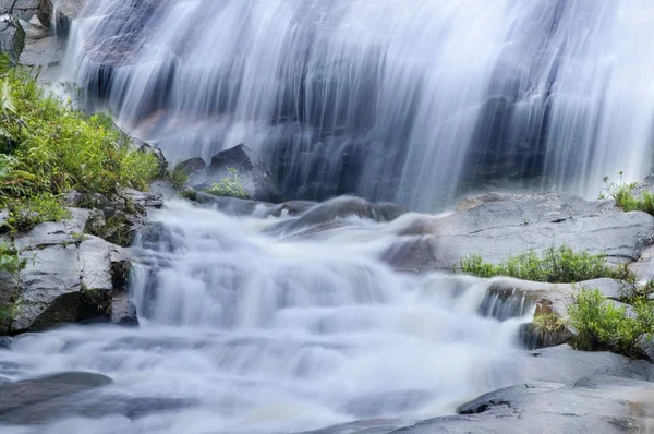 Natürlicher Wasserfall — Stockfoto