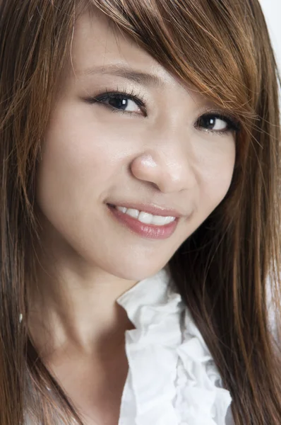 かわいい若いアジア女性笑みを浮かべてのクローズ アップ — ストック写真