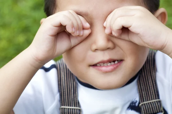 Pojke som täcker ögonen — Stockfoto