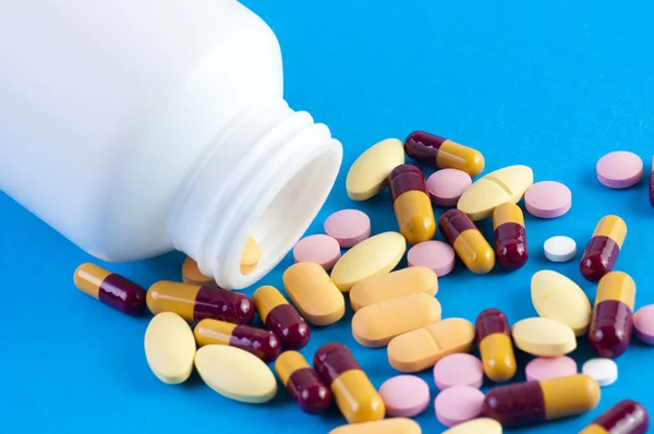 Tabletták ömlött ki a palackból — Stock Fotó