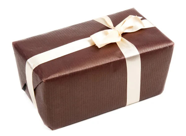 Scatola regalo marrone con fiocco — Foto Stock