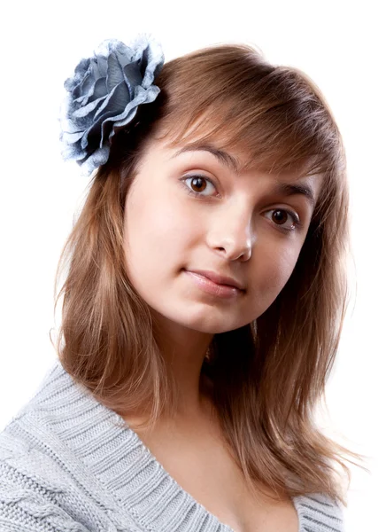 Retrato da jovem em flor no cabelo — Fotografia de Stock
