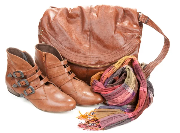 Коричневий шкіряний мішок, шарф і пару жіночих черевиків — стокове фото