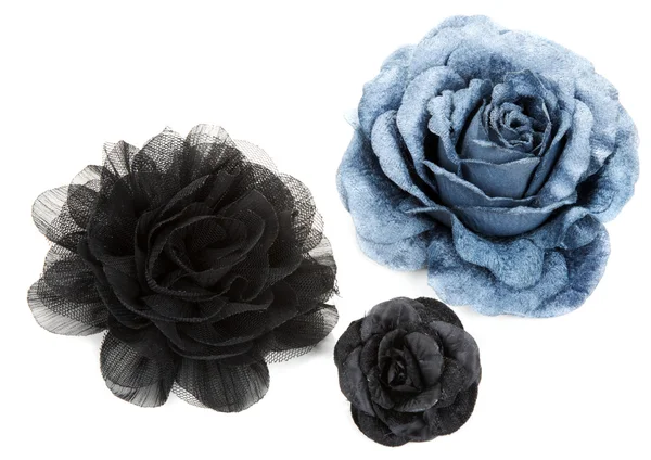 Dvě černé a jeden modrý květ růže z krajky — Stock fotografie