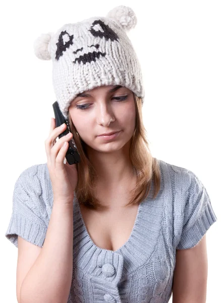 Schönes Mädchen mit Wintermütze und Telefon — Stockfoto