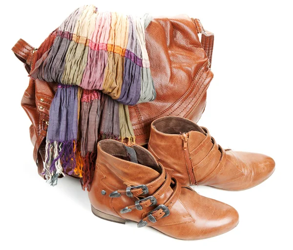 茶色の革のバッグ、スカーフおよびペア女性ブーツ — ストック写真