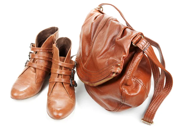 Hnědá kožená taška a dvojice ženské boty — Stock fotografie