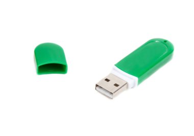 Yeşil vücudunda açık kapak ile USB bellek