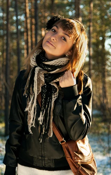 Joven hermosa chica en chaqueta negra — Foto de Stock