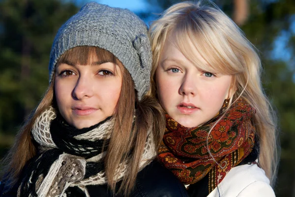 Portret twee jonge mooie meisjes — Stockfoto