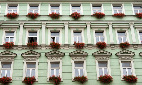 Fasad av gröna byggnaden — Stockfoto