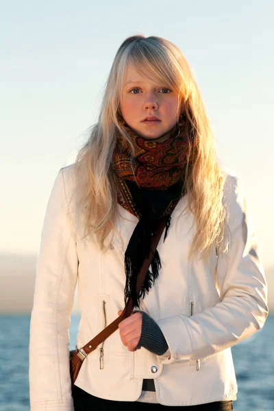 Beautiful blonde on background blue sky — Stock Photo, Image