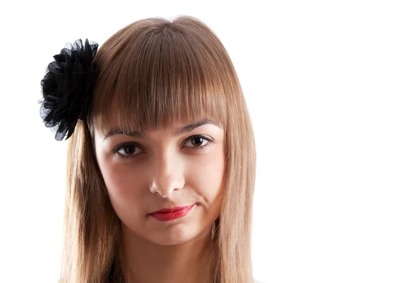 Портрет молодої дівчини з чорною трояндою у волоссі — стокове фото