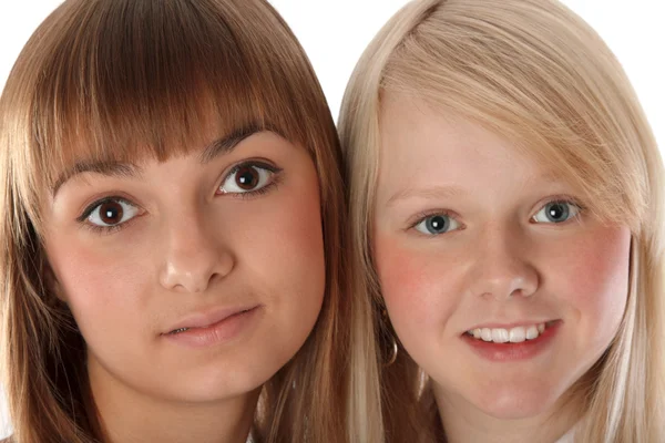 Портрет двох дівчат блондинки і брюнетки — стокове фото