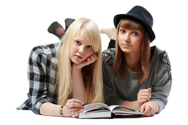 Портрет двух девушек блондинки и брюнеток — стоковое фото