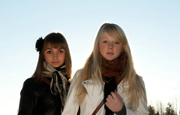 Портрет двух девушек блондинки и брюнеток — стоковое фото