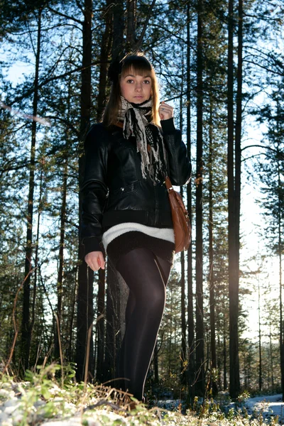 Menina bonita nova em jaqueta preta — Fotografia de Stock