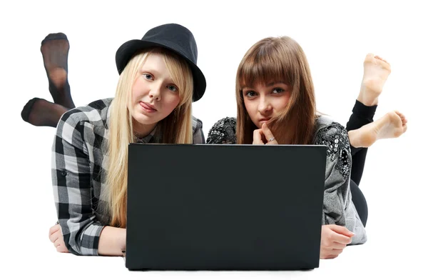 Two girls lies with computer — Stock Photo, Image