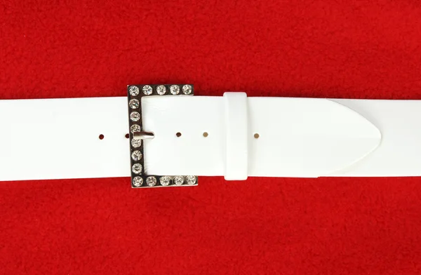 Weißer Ledergürtel und Schnalle mit Stein — Stockfoto