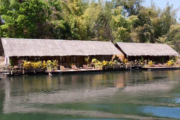 U řeky bungalov kvay v Thajsku — Stock fotografie