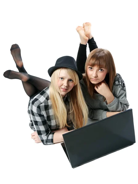 Two girls lies with computer — Stock Photo, Image