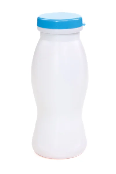 Пластиковая бутылка с голубой крышкой — стоковое фото