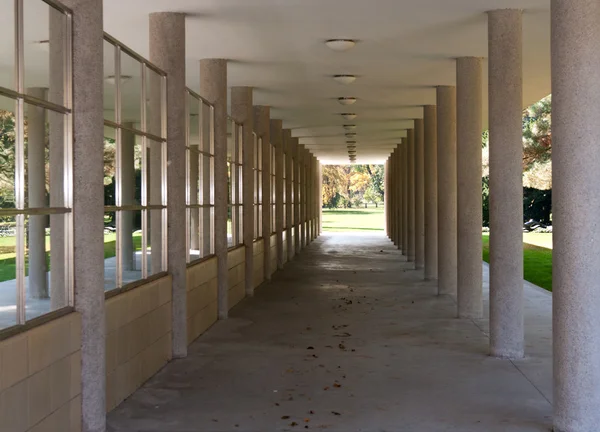 Διάδρομο Στήλες Και Μια Άποψη Από Καταπράσινα Δέντρα — Φωτογραφία Αρχείου