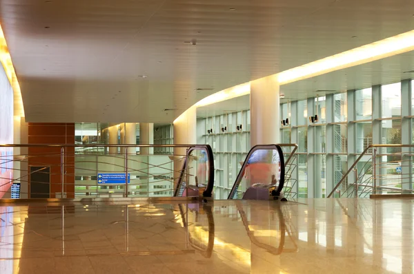 Ankunftshalle Des Internationalen Flughafens Aufzug Und Indizes — Stockfoto