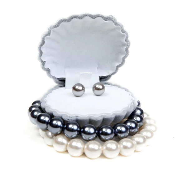 Náušnice v krabičce a náhrdelník — Stock fotografie