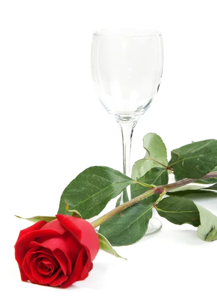 Κόκκινο Τριαντάφυλλο Και Ένα Κύπελλο Γυαλιού Λευκό Φόντο — Φωτογραφία Αρχείου