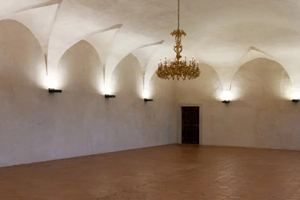 Кімната в замку з золотою люстрою — стокове фото