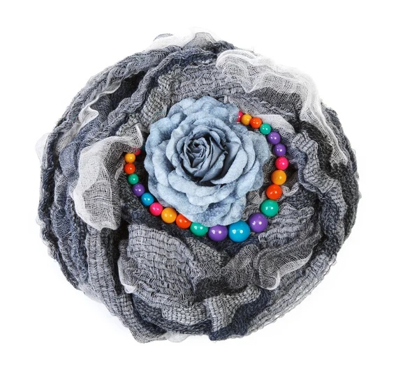 Farbenfroher Schal Mit Halskette Und Blume Auf Weißem Hintergrund — Stockfoto