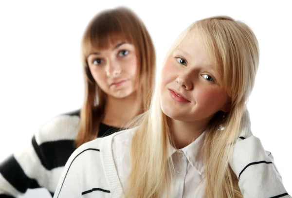 Πορτρέτο Δύο Κορίτσια Του Ξανθιά Και Μελαχρινές Μόνωση Άσπρο Φόντο — Φωτογραφία Αρχείου