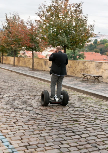 Ein Mann Fährt Mit Dem Elektrofahrrad Auf Dem Bürgersteig Prag — Stockfoto