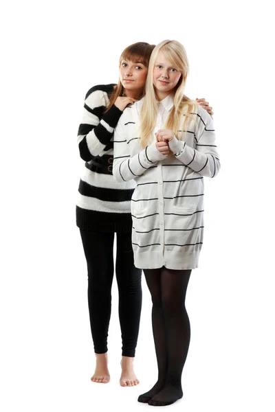 Портрет Две Девушки Блондинки Брюнетки Изолированы Белом Фоне — стоковое фото