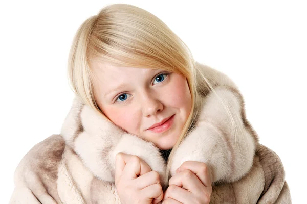 穿一件裘皮大衣白色背景上的蓝眼睛的金发女孩 — 图库照片