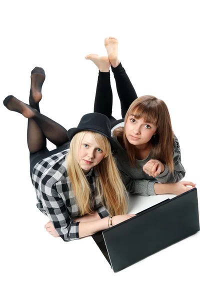 Duas Meninas Deita Com Computador Fundo Branco — Fotografia de Stock