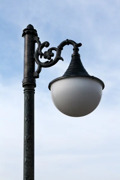 Pouliční Světlo Proti Modré Obloze — Stock fotografie