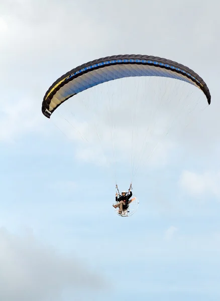 青空を背景とモーターのハエと落下傘 — ストック写真