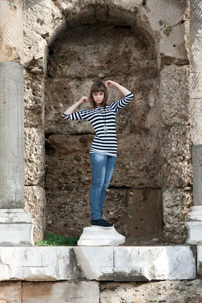 Απεικονίζει Κορίτσι Στα Ερείπια Του Αγάλματος — Φωτογραφία Αρχείου