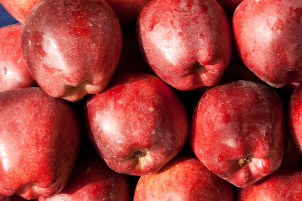 Tle Czerwony Dojrzałe Jabłka Kroplami Rosy — Zdjęcie stockowe