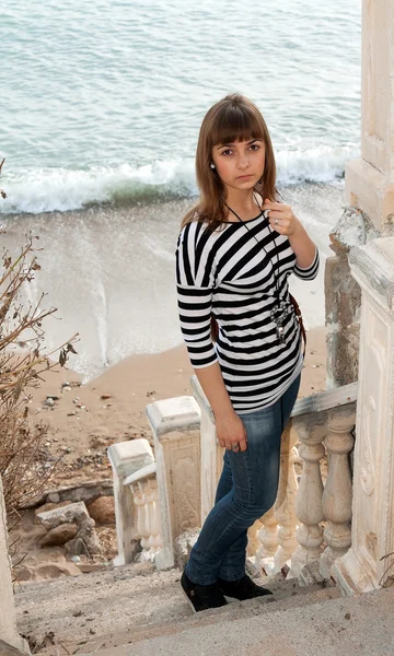 Porträtt Vacker Flicka Bakgrunden Havet — Stockfoto