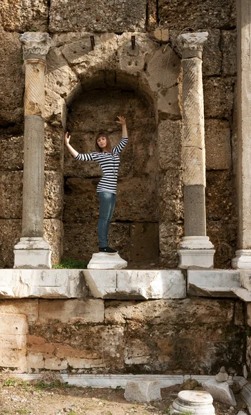 The girl in the ruins — Stock Photo, Image