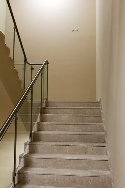 Couloir Escalier Marbre Avec Mains Courantes Acier — Photo